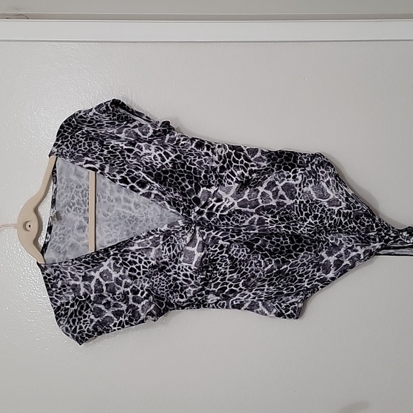 EUC Sofia Jeans by Sofia Vergara Women’s Cap Sleeve Twist Front Bodysuit Large - Picture 4 of 7